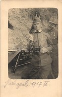 ** T2/T3 1917 Megtréfált Osztrák-magyar Katona Fotója A Keleti Frontról, Géppuskával A Lövészárokban / WWI Austro-Hungar - Ohne Zuordnung