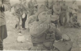 T2/T3 II. Világháborús Ivó Magyar Katona / WWII Hungarian Drinking Soldier, Photo (EK) - Non Classés