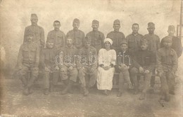 * T2 1915 Klagenfurt,  Osztrák-magyar Katonák Csoportképe ápolón?vel / WWI Injured K.u.K. Soldiers With Nurse, Photo - Non Classificati