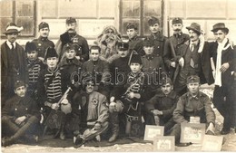 * T2 Osztrák-magyar Katonák Jelmezes Csoportképe Pécsett, Hátoldalon Nevek / WWI Austro-Hungarian K.u.K. Military Group  - Sin Clasificación