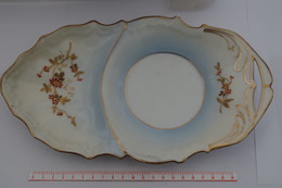 B/ Porcelaine De Paris ? Chantilly ?  26 Cm Dans Sa Longueur Pour Tasse Déjeuner Or Et émail En Relief - Chantilly (FRA)