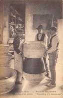 06-VALLAURIS- POTERIE DE VALLAURIS, DEMOULAGE D'UNE POTICHE - Vallauris