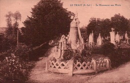 CPA 76 Le TRAIT Le Monument Aux Morts - Le Trait