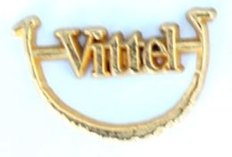 Superbe Pin's Doré VITTEL - Zamac - Arthus Bertrand - H165 - Arthus Bertrand
