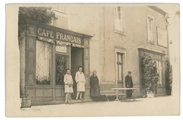 Delcampe - CARTE PHOTO CAFE FRANCAIS A SITUER A COTE D'UNE CHAPELLERIE - Cafés