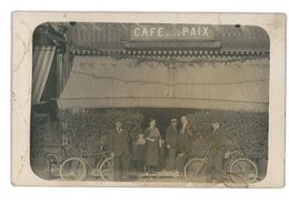 Delcampe - CARTE PHOTO CAFE DE LA PAIX A SITUER DEVANTURE COMMERCE BICYCLETTES - Cafés