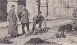 Delcampe - 51 / OFFICIERS FRANCAIS DEPOSANT DES FLEURS SUR LA TOMBE D OFFICIERS DE CHASSEURS A L EPINE - L'Epine