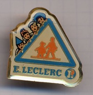 {07114} Pin's " Leclerc , Panneau école ".            " En Baisse " - Marcas Registradas