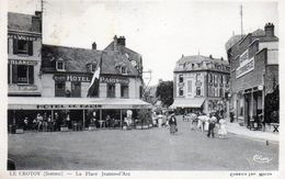 Delcampe - Le Crotoy. La Place Jeanne D'Arc. (Hotel De Paris) - Le Crotoy