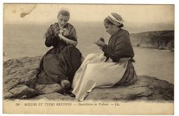 Delcampe - Cpa N° 59 Dentellières De TREBOUL - Tréboul