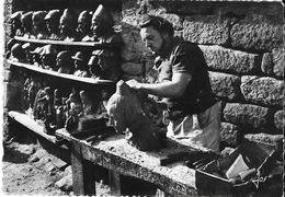 Delcampe - LOCRONAN - JOB Le Sculpteur à Son établi Sur La Place De Locronan - Locronan