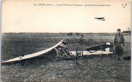Delcampe - 18 - AVORD --  Centre Militaire D'Aviation - La Garde D'un Avion Brisé - Avord