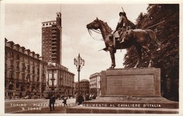 Delcampe - Italie : TORINO : Piazza Castello , Monumento Al Cavaliere D'italia ( Cpsm-  Fotobrillante ) - Orte & Plätze