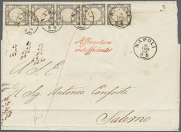 00769 Italien - Altitalienische Staaten: Neapel: 1861: 1 Grano Dark Grey, Strip Of Five, On Letter To Sale - Napels