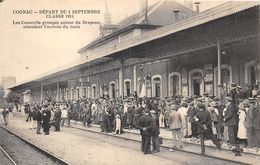 16-COGNAC- DEPART DU 4 SEP CLASSE 1914, LES CONSCRITS GROUPES AUTOUR DU DRAPEAU ATTENDANT L'ARRIVEE DU TRAIN - Cognac