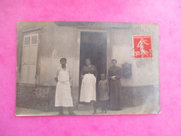 Delcampe - CPA PHOTO COMMERCE BOUCHERIE VOLAILLES FAMILLE EMPLOYES CHIEN - Geschäfte