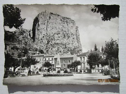 Delcampe - CP 04 CASTELLANE - Place Marcel Sauvaire Le Monument Aux Morts Et La Poste Le Roc - L'hôtel Restaurant Du Commerce 1950 - Castellane