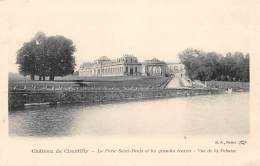 Delcampe - 60 - Château De CHANTILLY - La Porte Saint-Denis Et Les Grandes écuries - Vue De La Pelouse - Chantilly