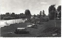 Delcampe - 37 - L ' ILE  BOUCHARD - T.Belle Vue Animée Du Camping Au Bord De La Vienne ( Vieilles Voitures ) - L'Île-Bouchard
