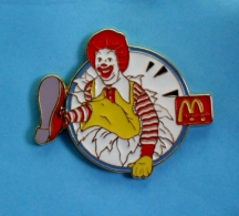 Delcampe - 1 PIN'S //  ** RONALD / CLOWN McDONALD'S / Tirage 200 ** . (McDonald's® Made In U.S.A. Set Of 200) - McDonald's