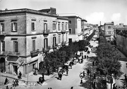 Delcampe - 08060 "LECCE - VIALE XXV LUGLIO"  ANIMATA, AUTO, CARROZZA.  CART  SPED 1956 - Lecce