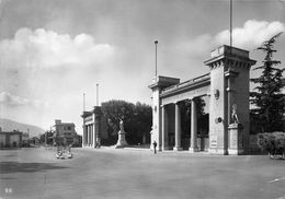 Delcampe - 08062 "FOLIGNO - INGRESSO STADIO COMUNALE 1929"  ANIMATA, DISTRIB. SHELL-ESSO.  CART  SPED 1957 - Foligno