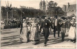 29. La Gavotte Bretonne. Costumes De Briec Et Gouézec - Gouézec