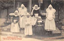 21-BEAUNE- HOSPICES DE BEAUNE - GROUPE DE PETITES RELIGIEUSES HOSPITALIERES DANS LA COUR DE L'HÔTEL DIEU DE BEAUNE - Beaune