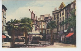 Delcampe - PEZENAS - Statue Et Place De La République - Pezenas