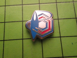 718b Pin's Pins / Beau Et Rare : Thème EDF GDF / FLAMME BLEUE ET HEXAGONE TRICOLORE - EDF GDF