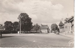 Delcampe - 95 - BEZONS - Carrefour Et Square De La Mairie - Bezons