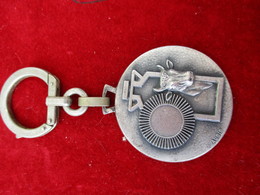 Porte-Clés Publicitaire/ Laiterie /Minéral 152/Catadose / LYON / AUGIS/ Années 1960 - 1980     POC331 - Key-rings