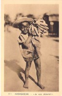 MADAGASCAR Madagasikara - Enfant Portant Un Régime De Bananes " Je Vais Déjeuner " CPA  - AFRIQUE Africa Madagaskar - Madagascar