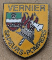 SAPEURS POMPIERS VILLE DE VERNIER - GENEVE - SUISSE - CASQUE - HACHE - FEU - FOND ORANGE -  (20) - Brandweerman