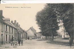 CPA 80 MOREUIL Rue De Créquy Animée Avec Enfants Café - Moreuil