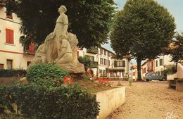 ASCAIN - Le Monument Aux Morts Et L' Hôtel Du Trinquet - Elcé 3196 - Ecrite - Tbe - Ascain