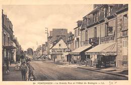 50-PONTORSON- LA GRANDE RUE ET L'HÔTEL DE BRETAGNE  - VOIR POMPES A ESSENCE - Pontorson