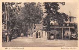 64-CAMBO-LES-BAINS- LE CAREFFOUR DES ALLEES -VOIR POMPES A ESSENCE - Cambo-les-Bains