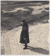Cca 1938 Danassy Károly (1904-1996): Posztoló Rend?r, Jelzés Nélküli Vintage Fotó A Szerz? Hagyatékából, 19x17,5 Cm - Other & Unclassified