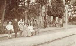 T2/T3 1911 Novszka, Novska; Vasútállomás Padon ül? Hölgyekkel és Vasutasokkal / Bahnhof / Railway Station With Ladies Si - Non Classés