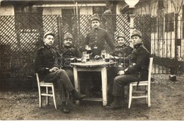 * T2 Italozó Osztrák-magyar Katonák Csoportképe / Austro-Hungarian K.u.K. Soldiers Drinking, L. Weiss Fotograf Wien Phot - Unclassified