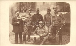 ** T1/T2 Els? Világháborús Osztrák-magyar Katonatisztek Cigány Muzsikussal / WWI K.u.K. Military, Officers With Gypsy Mu - Unclassified