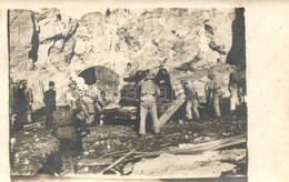 ** T2/T3 305 Mm-es Berta Partvéd? Mozsár Telepítése / WWI German Soldiers Setting Up The Berta Mortar Cannon. Photo-Atel - Non Classés