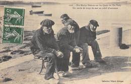 29-ILE-TUDY- NOS MARINS BRETONS SUR LES QUAIS DE L'ILE DUTY , UN CERCLE DE LOUPS DE MER AU SOLEIL D'AUTOMNE - Ile Tudy