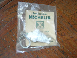 MICHELIN)  PORTE CLE   BIBENDUM  -  SOUS PROTECTION PLASTIQUE AVEC PUB PAPIER PNEUS MICHELIN - Other & Unclassified