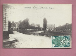 CPA   -   Hornoy  -  La Place Et L'école Des Garçons - Hornoy Le Bourg