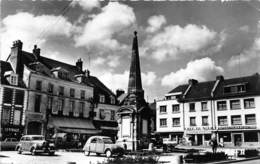 76-GOURNAY-EN-BRAY- LA PLACE NATIONALE , FONTAINE MONUMENTALE - Gournay-en-Bray