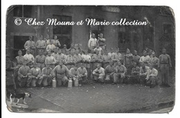 GROUPE DEVANT BATIMENT GADEL LIEUTENANT MORT POUR LA FRANCE - POUR LISLE JOURDAIN - CARTE PHOTO MILITAIRE - Regimenten