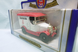 Oxford - MORRIS BULLNOSE Van DAILY EXPRESS Réf. 174 BO 1/43 - Nutzfahrzeuge