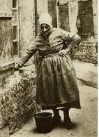 LE RETOUR DE LA FONTAINE (reproduction) - Collection "Normandie 1900 - Folklore Et Traditions" -  Les Ed Du Mouflon N°17 - Bekende Personen